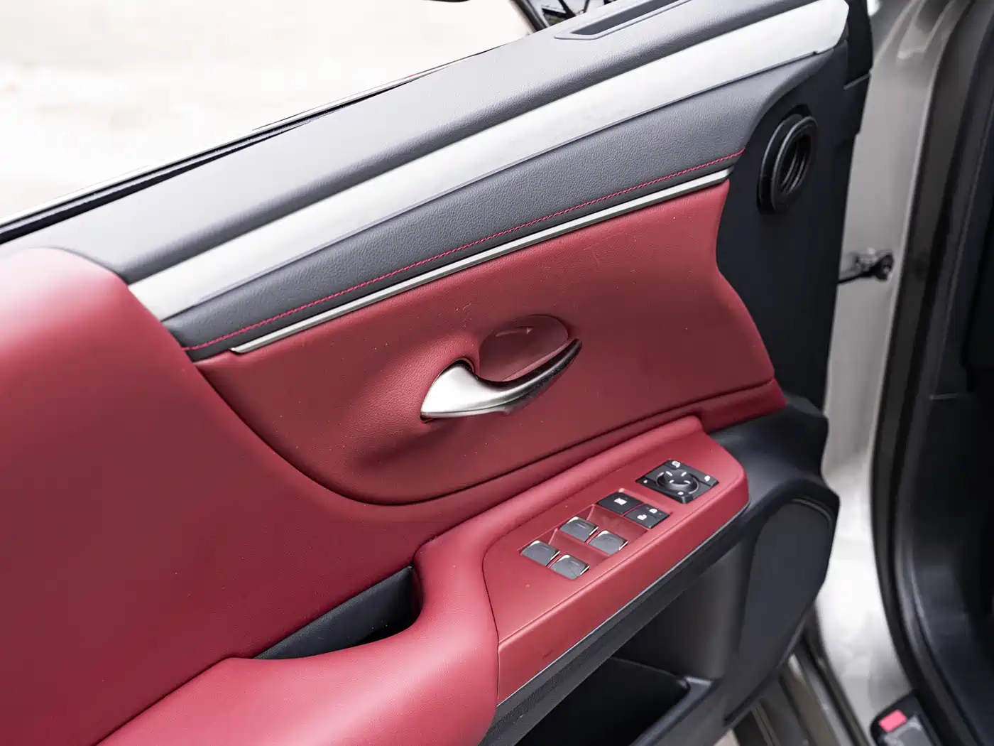 Lexus ES 2025 300h Ultimate Edition фото 18