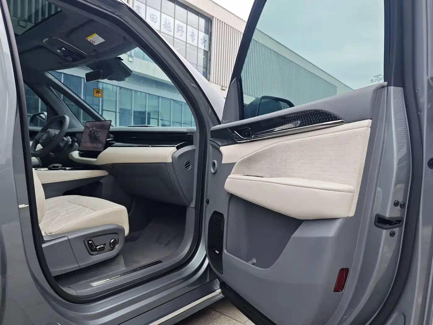 ZEEKR 009 2025 2024 6-seat Executive AWD 108kWh