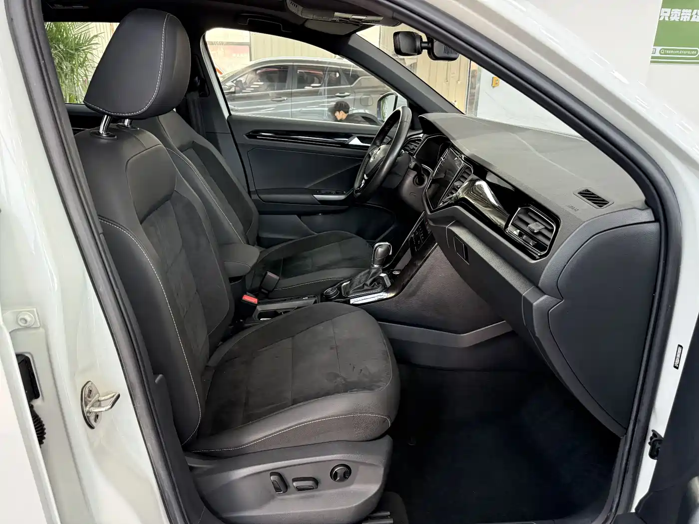 Volkswagen T-ROC 2021 Facelift 280TSI DSG 4WD Luxury Smart Connect Edition фото 24