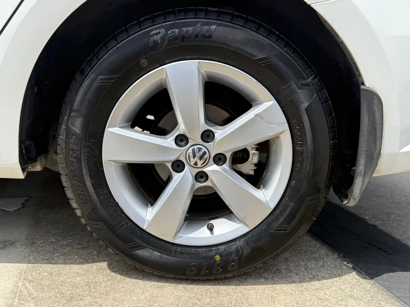 Volkswagen Lavida Tour 2013 1.6L Automatic Trend Style фото 10