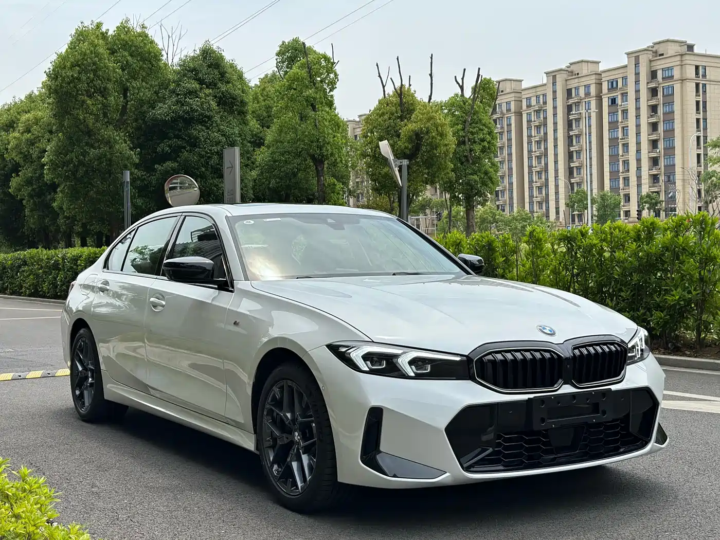 BMW 3 Series 2025 330Li M Sport Night Edition фото 3