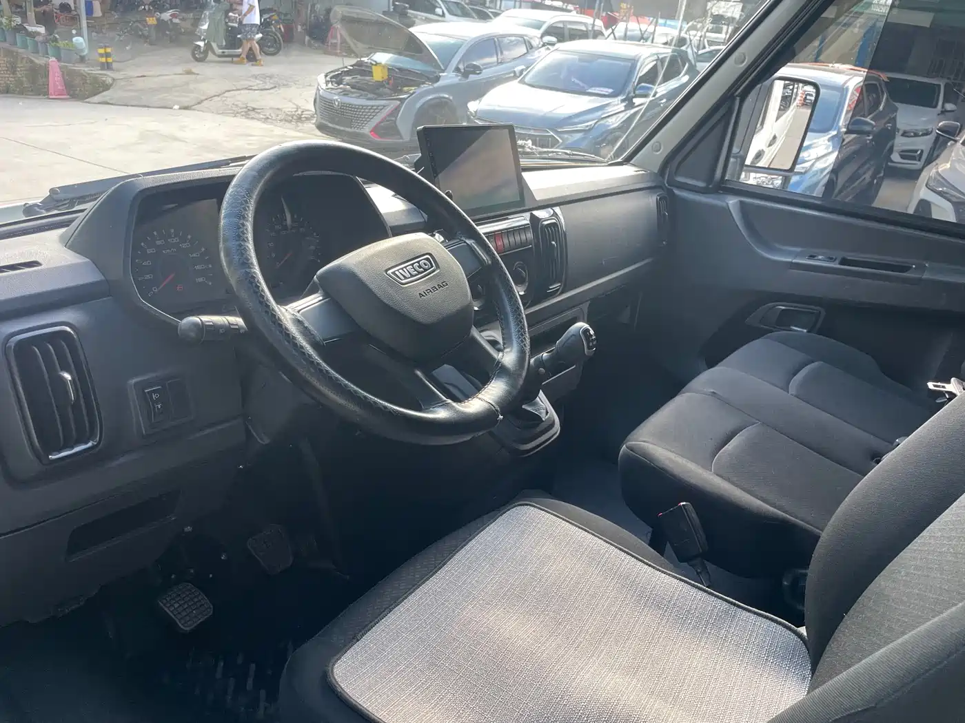 Iveco Daily 2024 2023 2.5T A37M1 Long Wheelbase Medium Roof Dual Tire Sliding Door 5-9 Seater