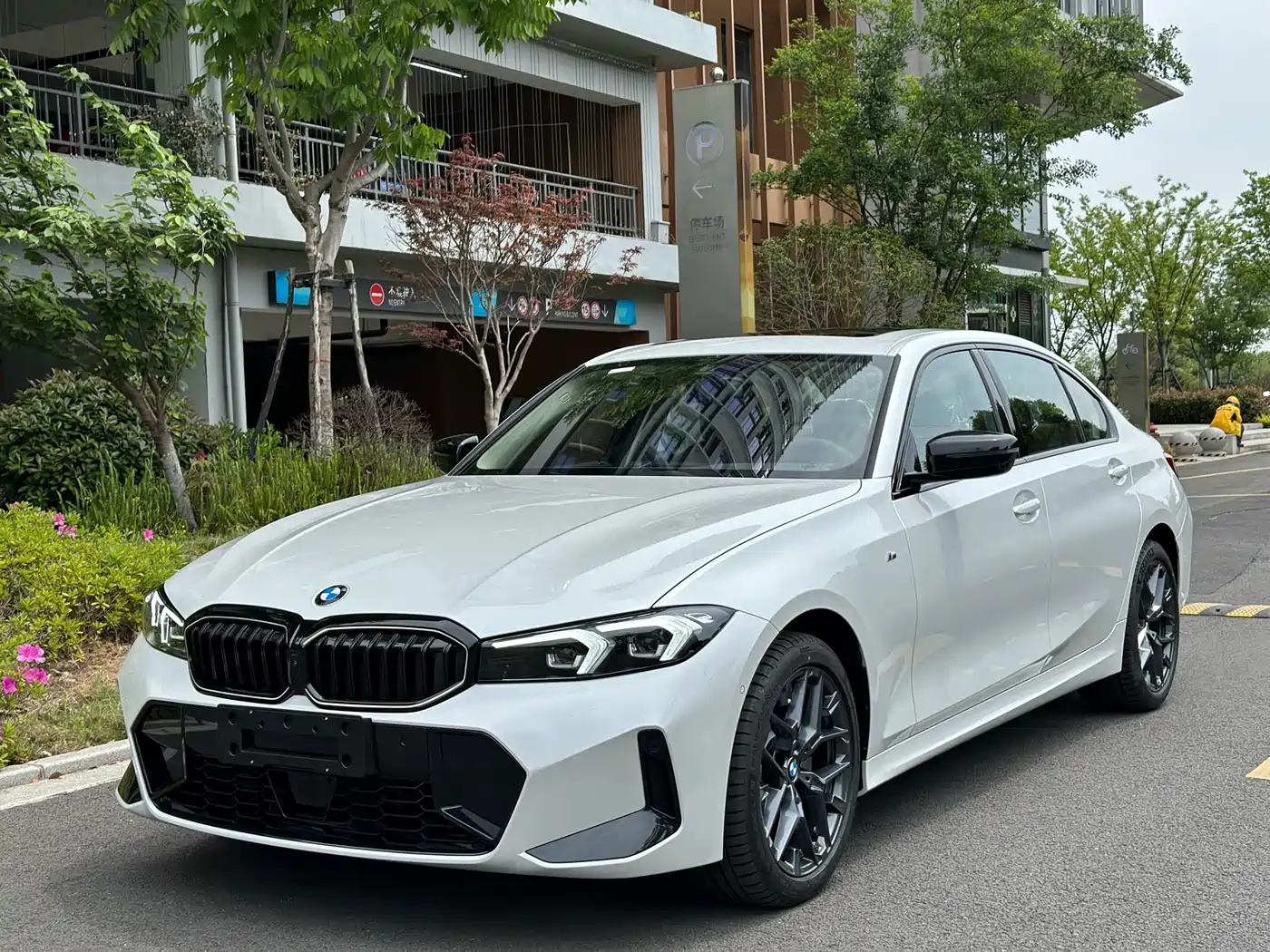 BMW 3 Series 2025 330Li M Sport Night Edition