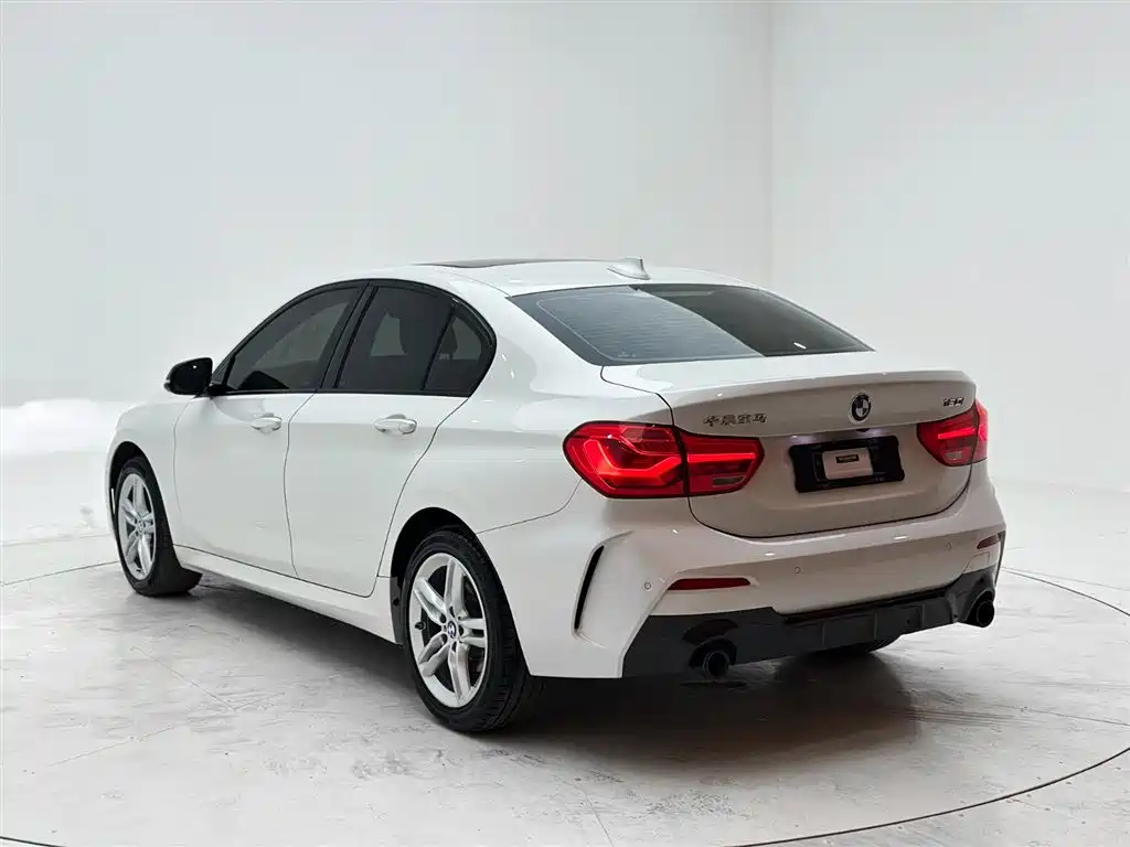 BMW 1 Series 2021 120i M Sport Shadow Edition фото 4