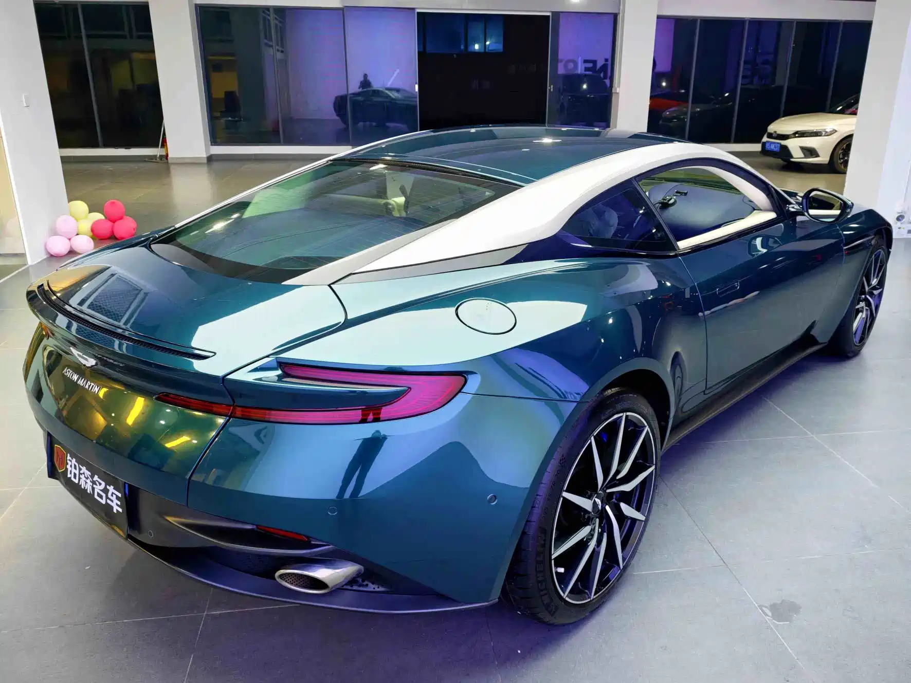 Фото 5 - Aston Martin DB11