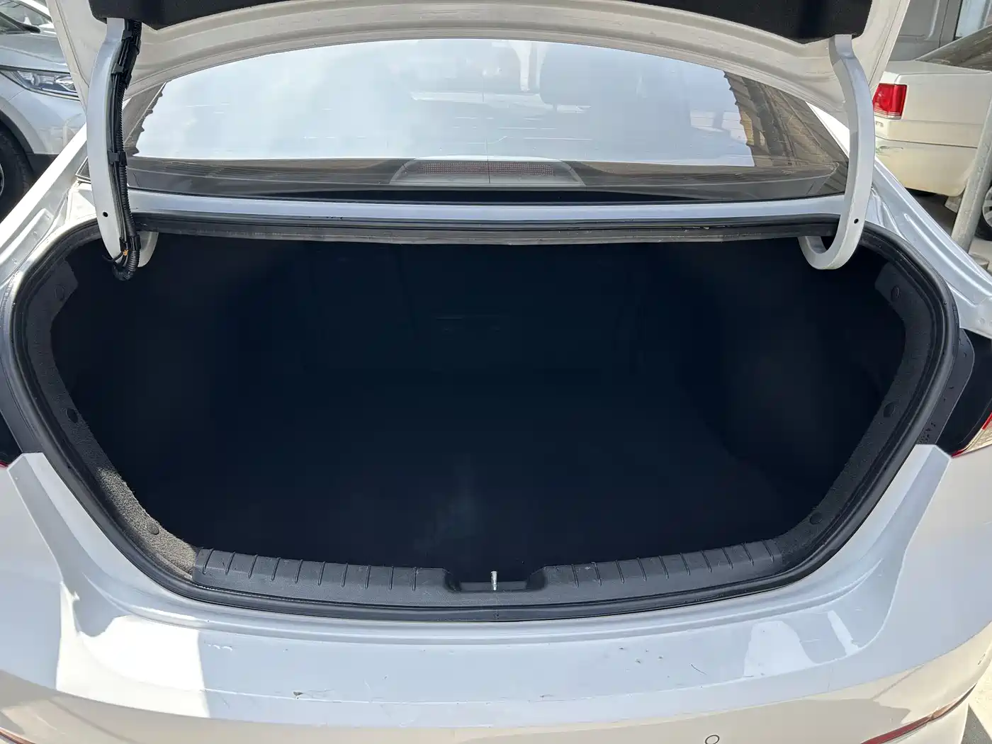Hyundai Elantra 2018 1.6L Automatic 15th Anniversary Special Edition фото 6