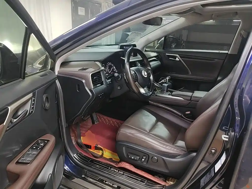 Фото 16 - Lexus RX