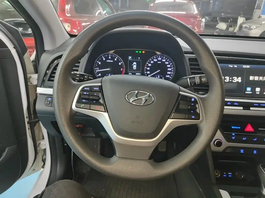 Hyundai Elantra 2016 Model 1.6L Automatic Smart Elite фото 11