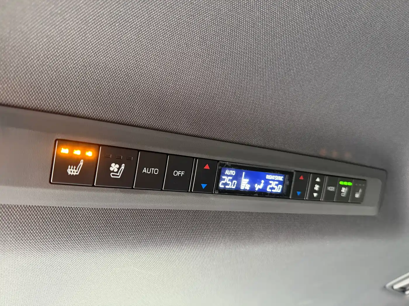 Toyota Sienna 2023 2.5L Hybrid Premium Edition фото 19