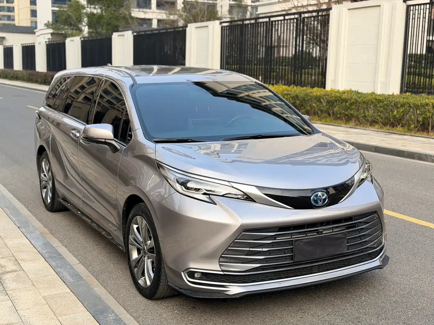 Toyota Sienna 2023 2.5L Hybrid Premium Edition фото 5