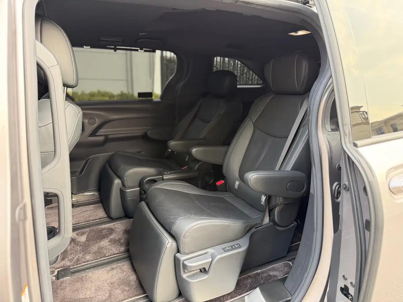 Toyota Sienna 2023 2.5L Hybrid Premium Edition фото 9