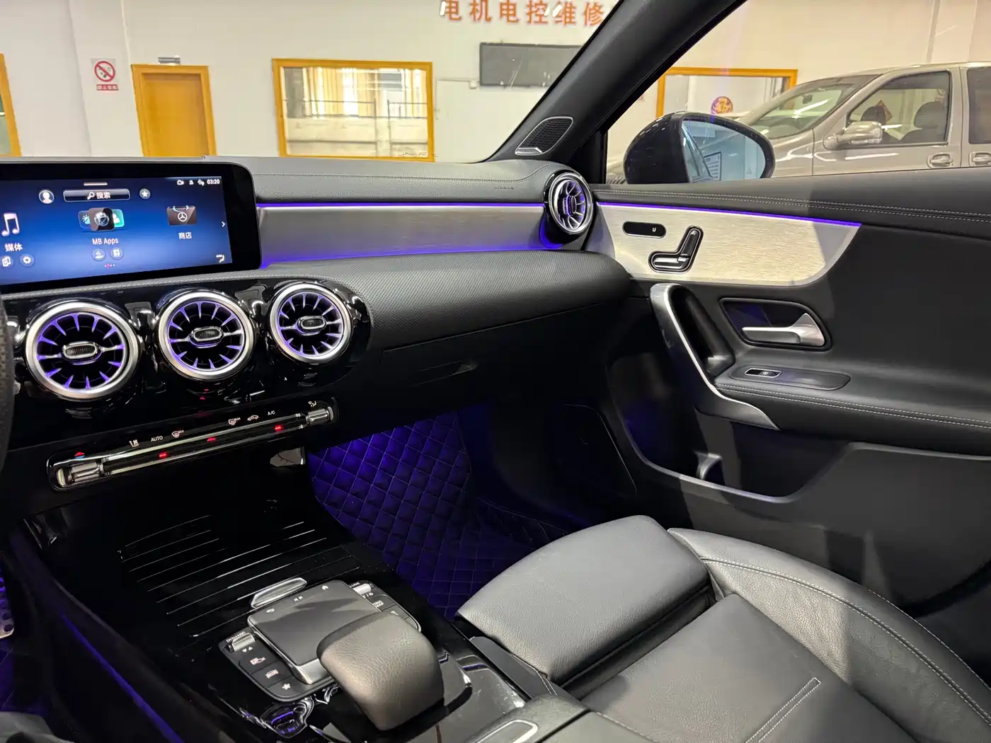 Mercedes-Benz A-Class AMG 2024 Facelift AMG A 35 L 4MATIC фото 12