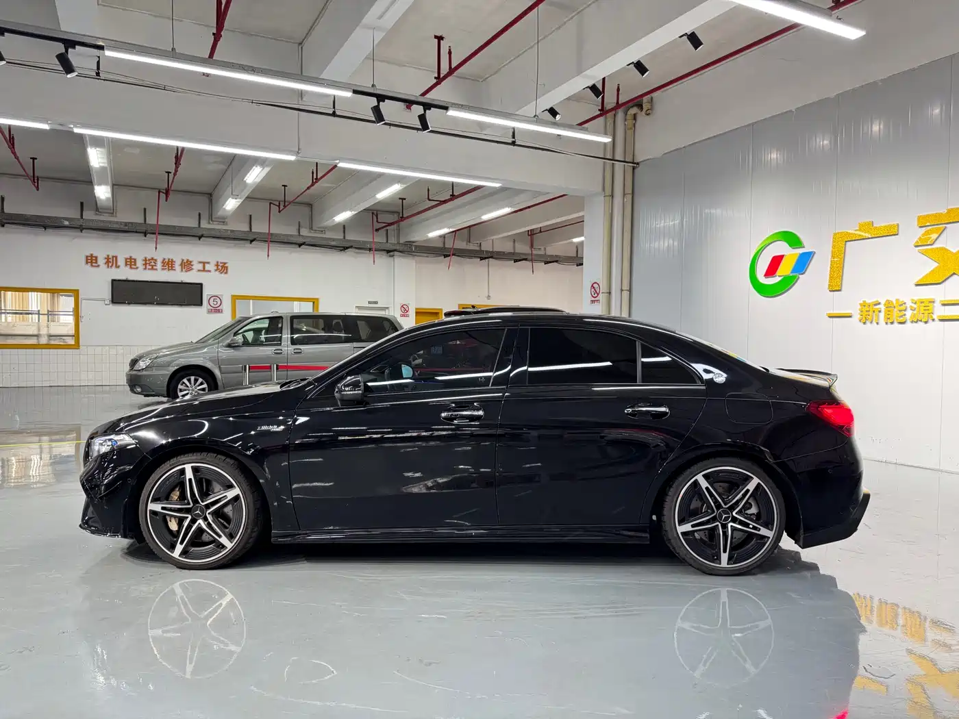 Mercedes-Benz A-Class AMG 2024 Facelift AMG A 35 L 4MATIC фото 4