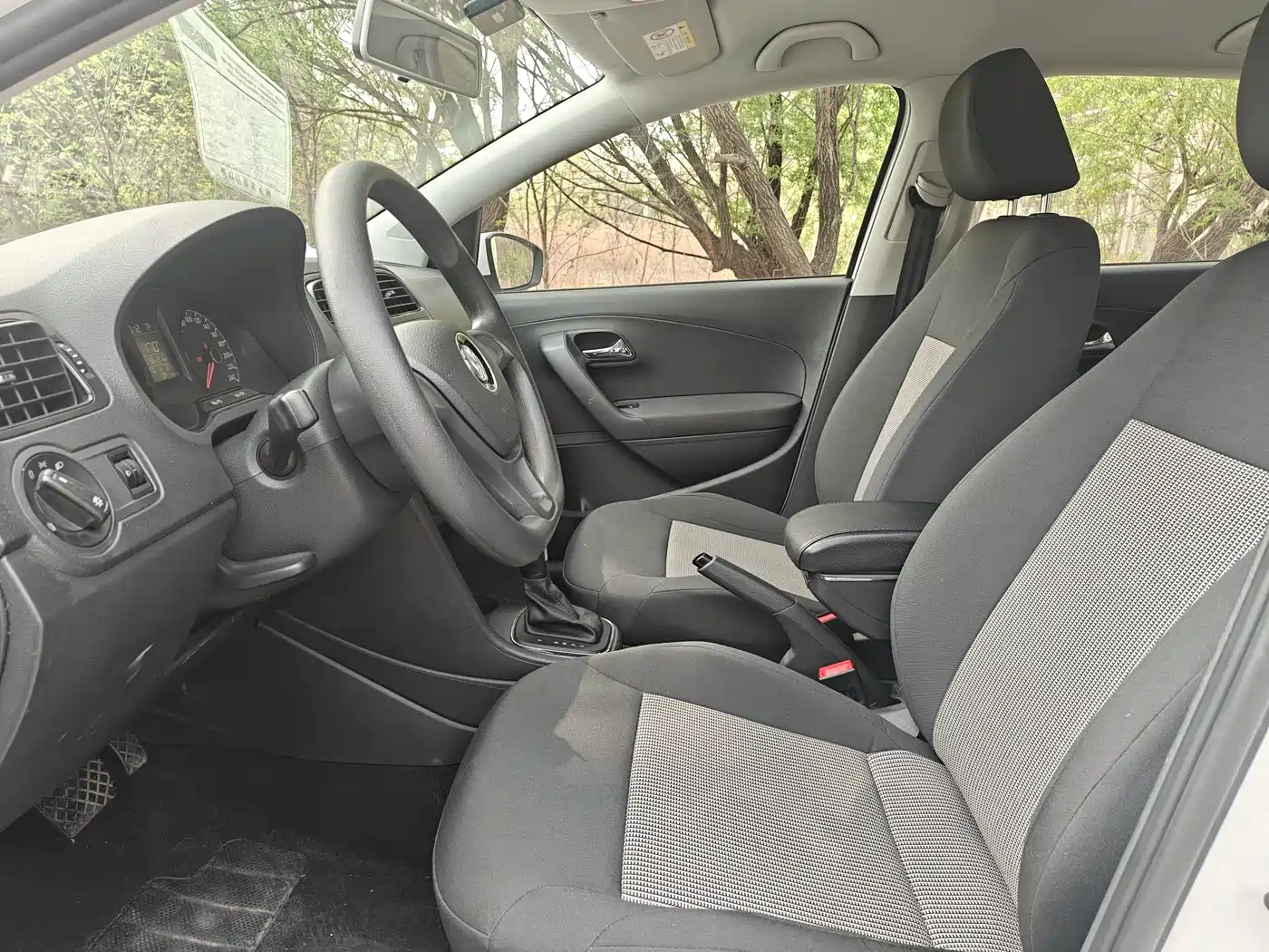 Volkswagen Polo 2016 1.4L Automatic Trend фото 4