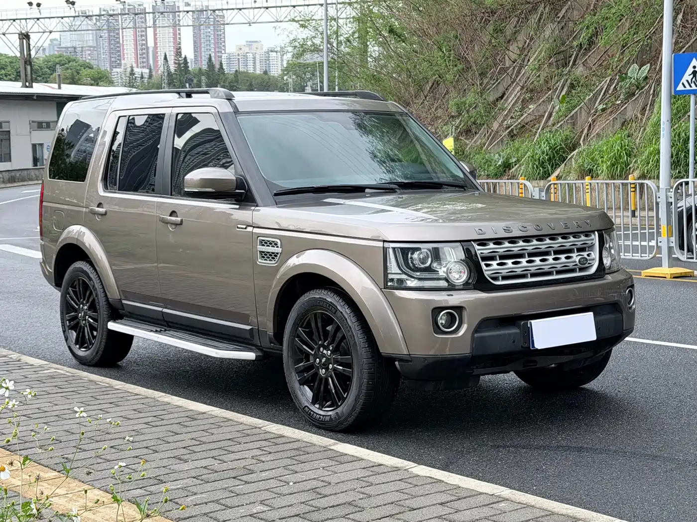Land Rover Discovery 2015 3.0 SDV6 HSE Diesel фото 3