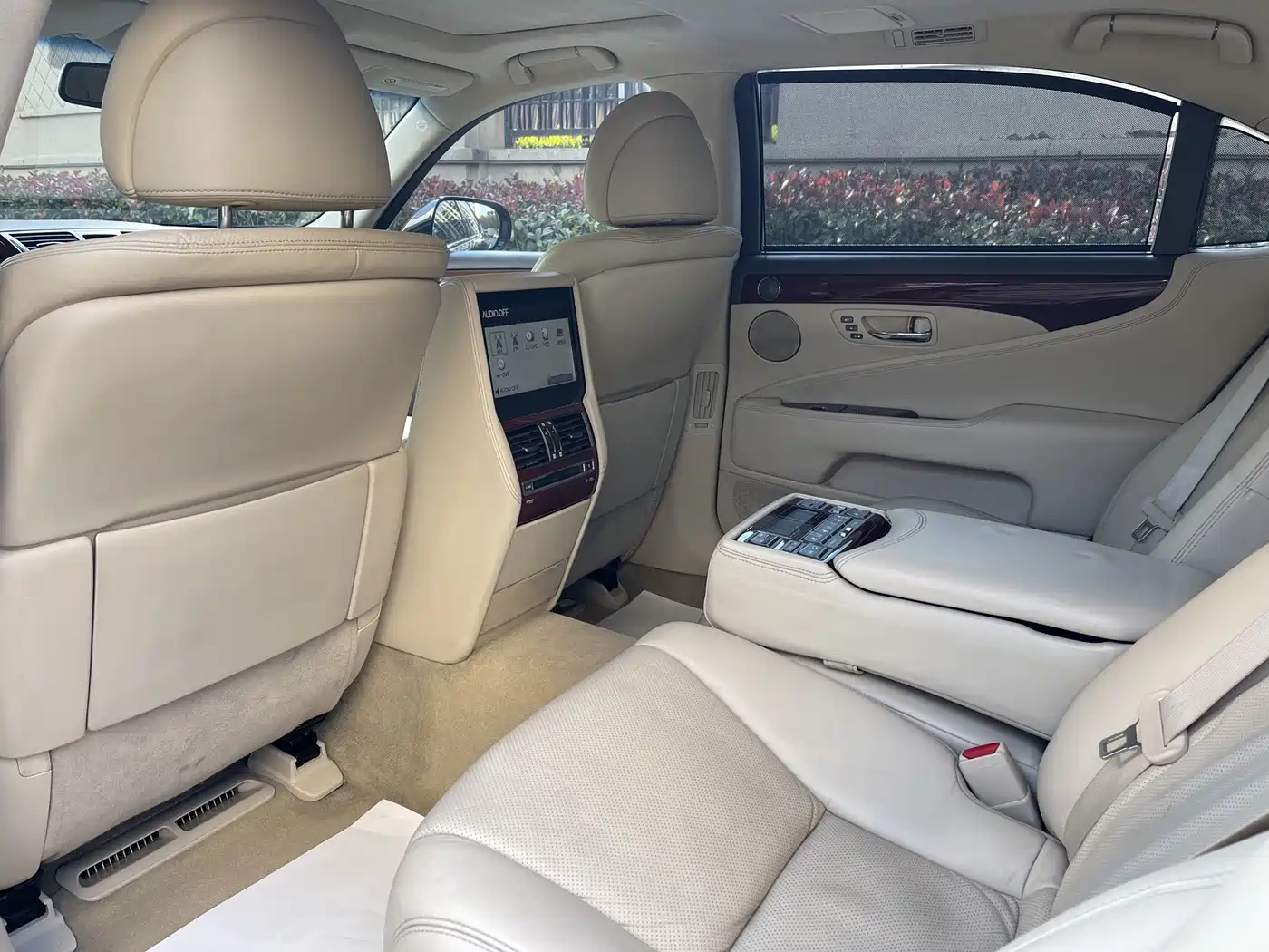 Фото 10 - Lexus LS