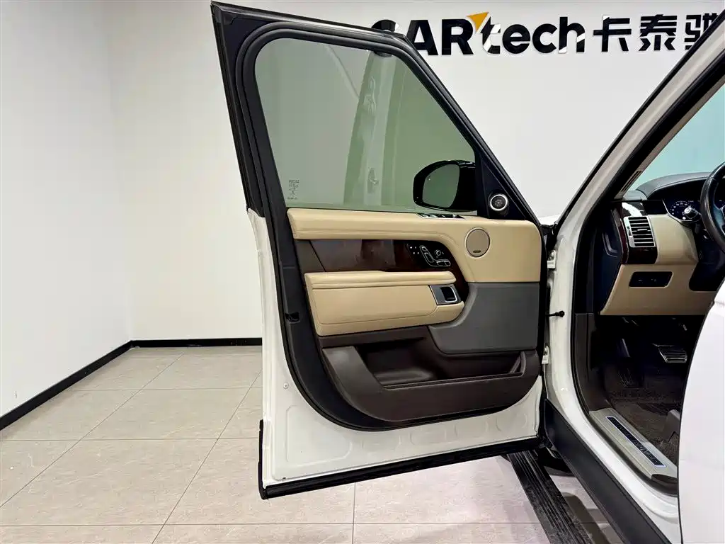 Land Rover Range Rover 2021 3.0 L6 Heritage Extended Classic Edition фото 16