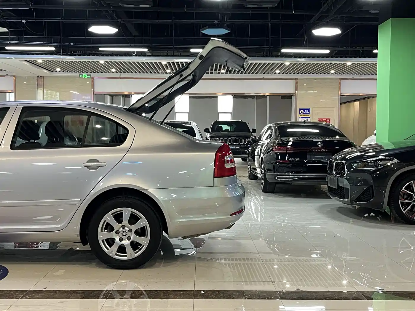 Škoda Octavia 2015 Classic 1.6L Automatic Leisure Edition фото 13