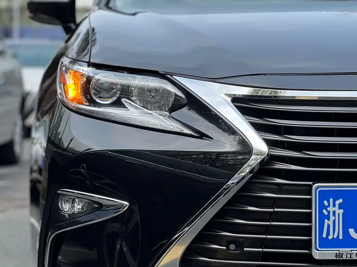 Lexus ES 2015 200 Comfort Edition фото 10