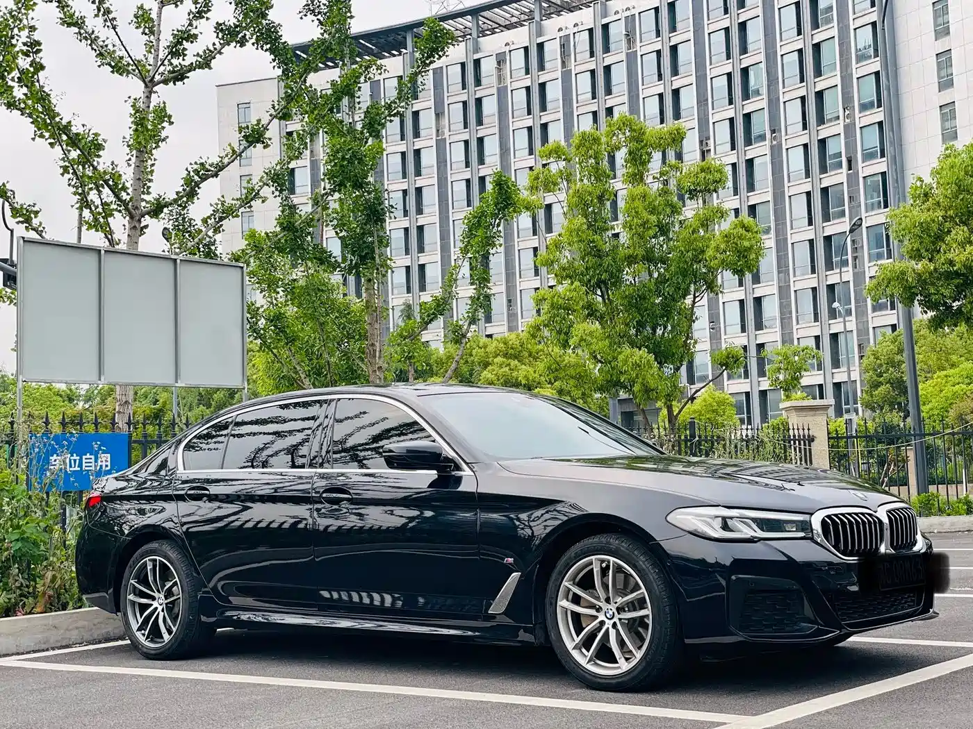BMW 5 Series 2021 525Li M Sport Package фото 3