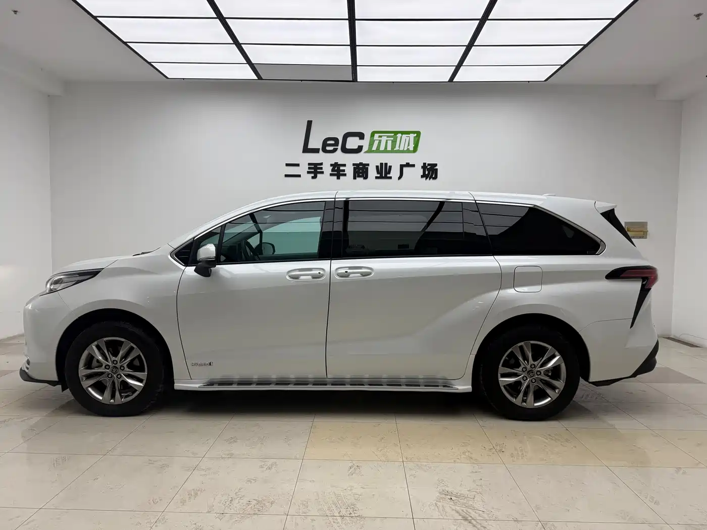 Toyota Sienna 2023 2.5L Hybrid Comfort Edition фото 4