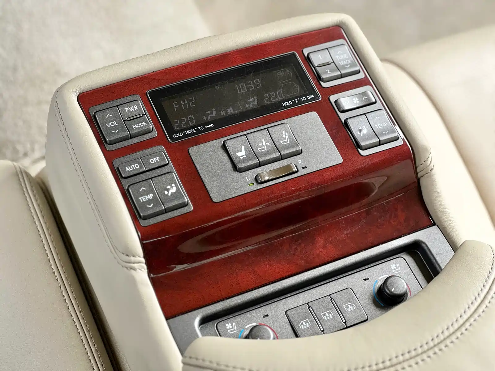 Фото 19 - Lexus LS