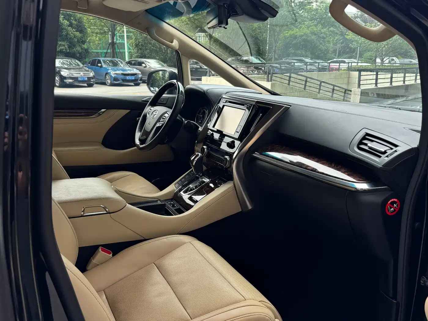 Toyota Alphard 2019 Hybrid 2.5L Luxury фото 19