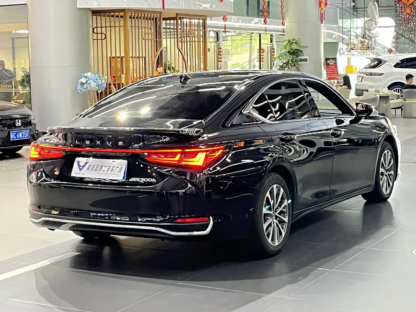 Фото 7 - Lexus ES
