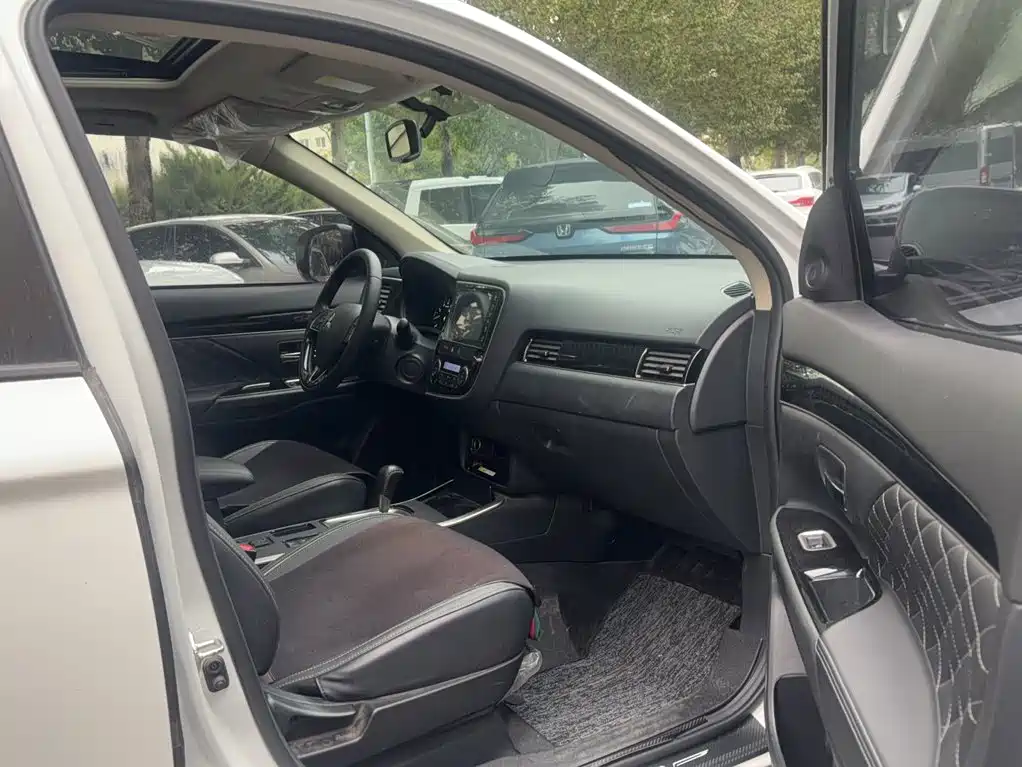 Mitsubishi Outlander 2022 2021 2.0L 2WD Smooth Ride Version 5-Seater