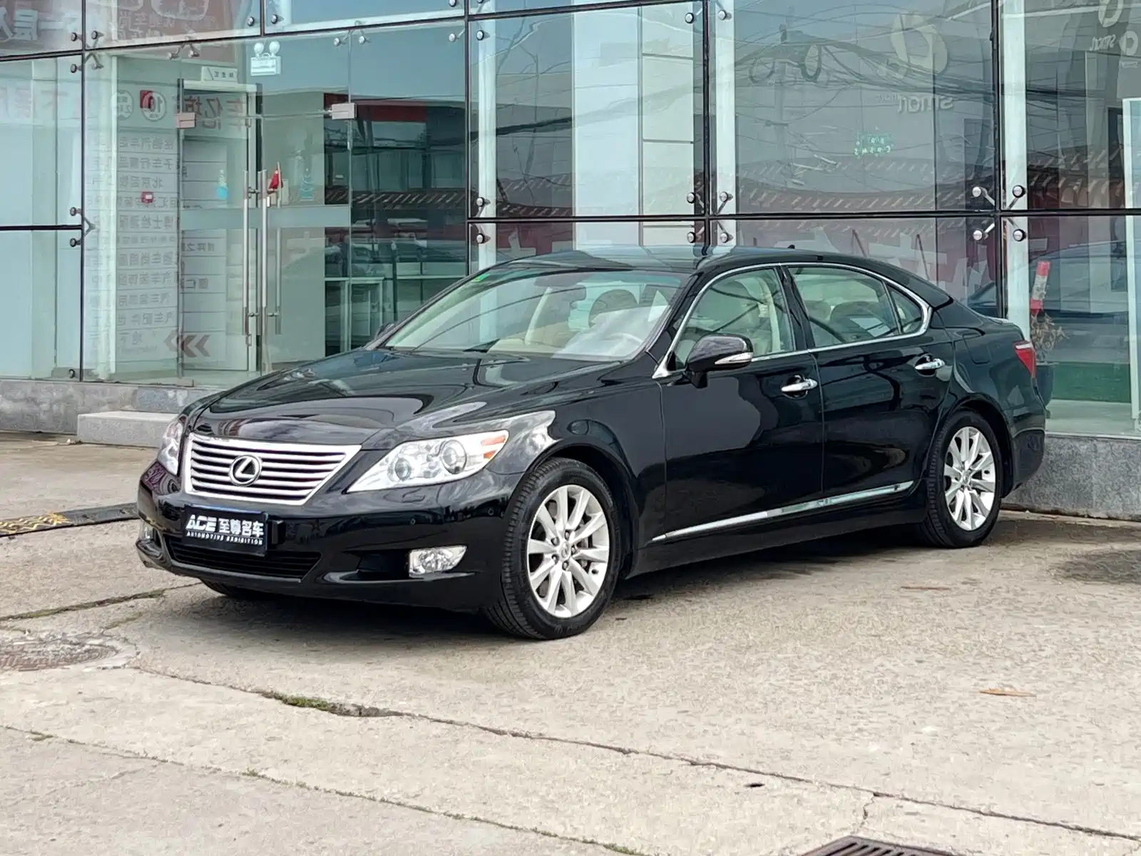 Фото 1 - Lexus LS
