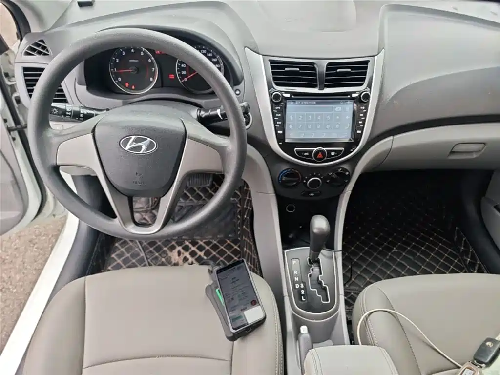 Hyundai Verna 2014 1.4L Automatic Leading GLX фото 10