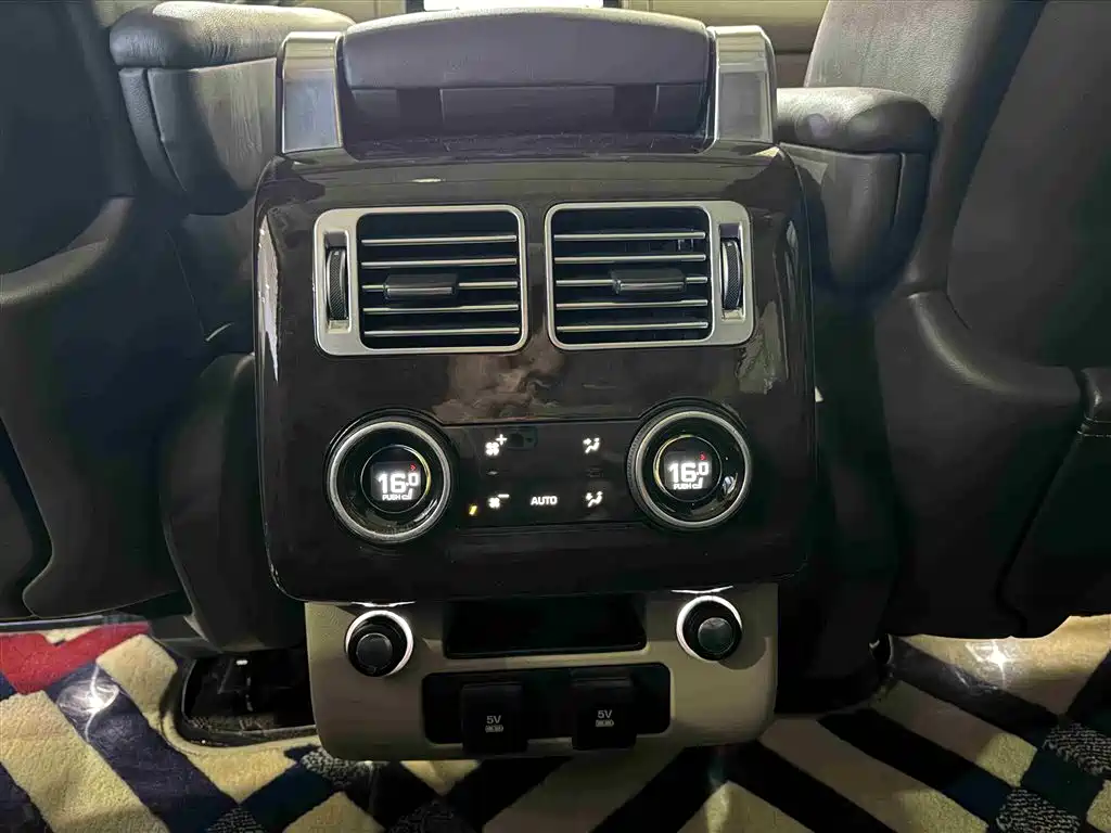 Land Rover Range Rover 2020 3.0 L6 Heritage Edition фото 12