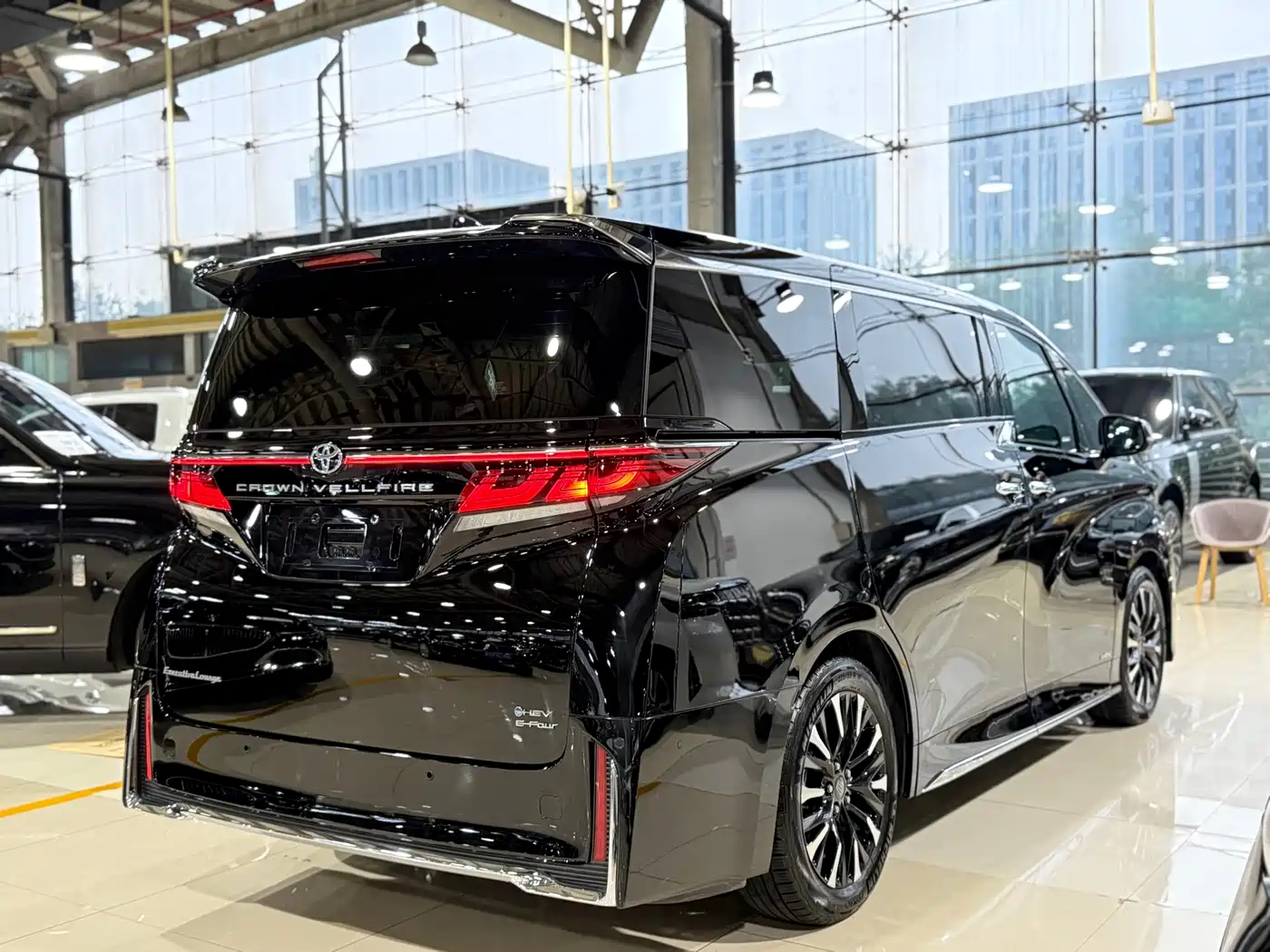 Toyota Vellfire 2024 Crown Hybrid 2.5L Executive Premium Edition фото 28