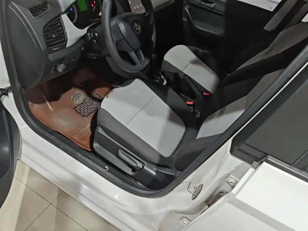 Škoda Fabia 2017 1.4L Auto Car Enjoy Edition фото 15