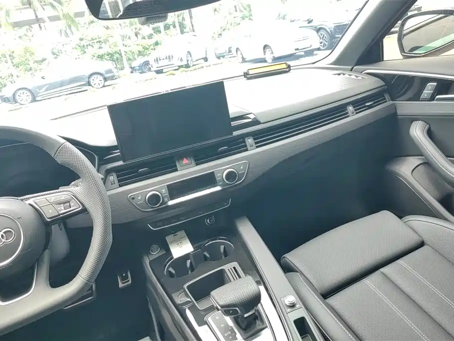 Audi A4L 2025 2 Million Celebration Edition 40 TFSI Luxury Dynamic фото 13