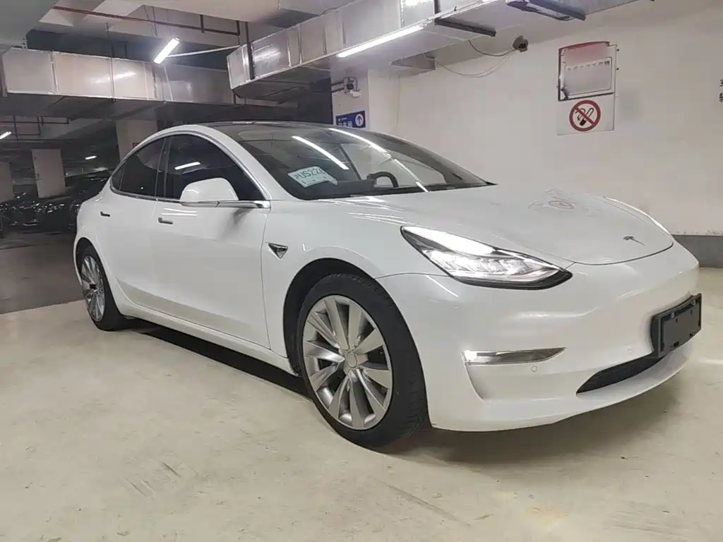 Фото 4 - Tesla Model 3