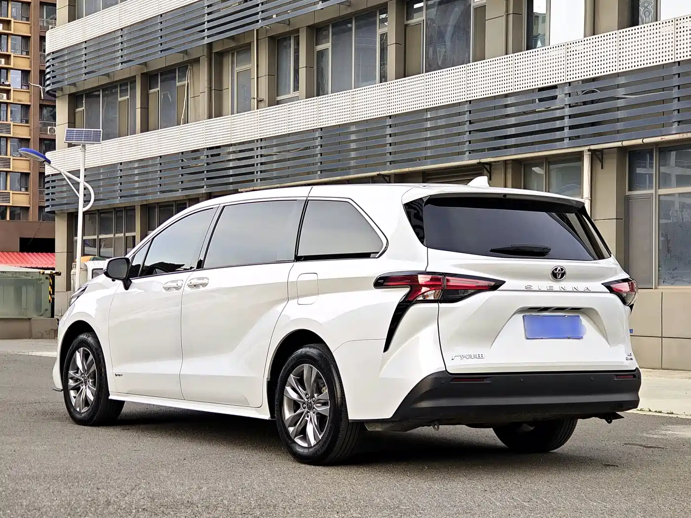 Toyota Sienna 2024 2.5L Hybrid Comfort Edition фото 6