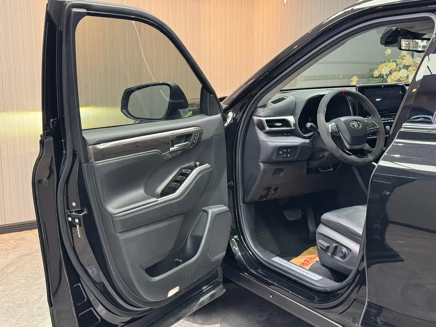 Toyota Highlander 2022 Dual Engine 2.5L 4WD Supreme Edition 7-Seater фото 4