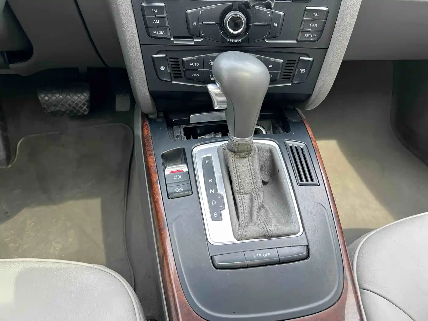 Audi A4L 2010 2.0 TFSI Standard фото 8