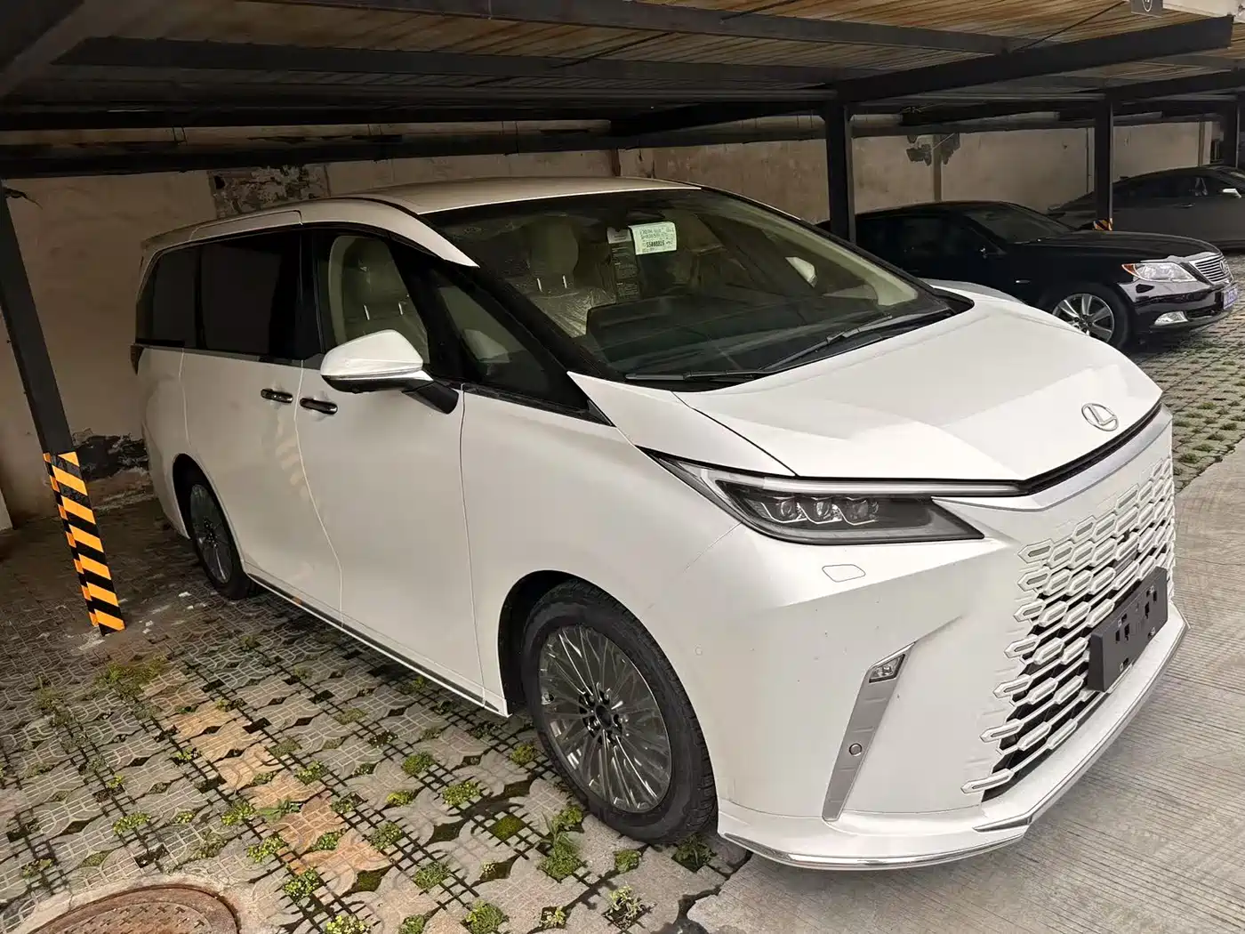 Lexus LM 2025 Model 500h Four-Seater Imperial Edition фото 6