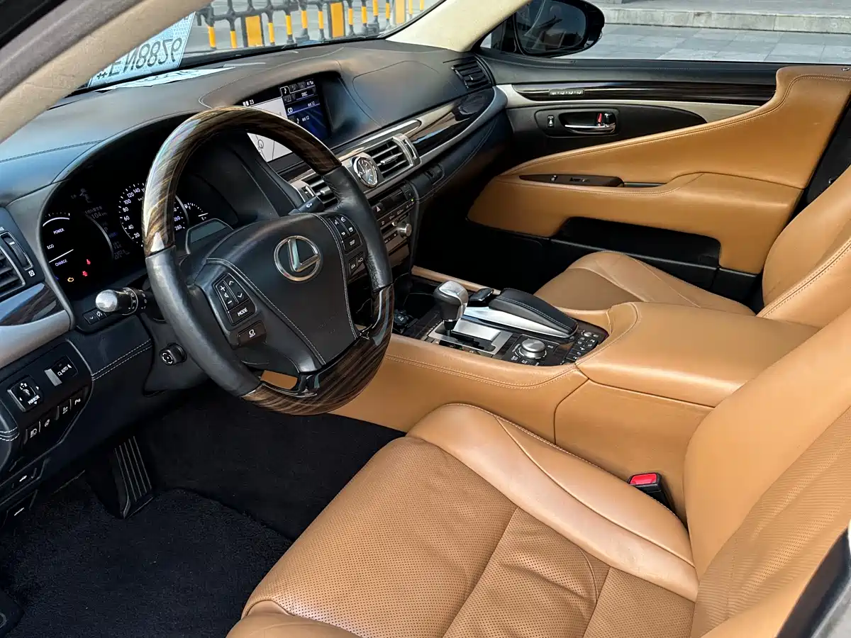 Photo 8 - Lexus LS