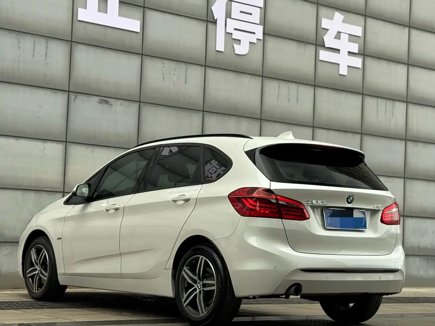 BMW 2 Series Touring 2016 218i Sport Design Package фото 23