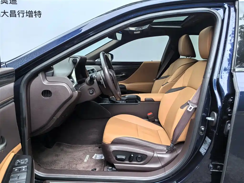 Photo 13 - Lexus ES