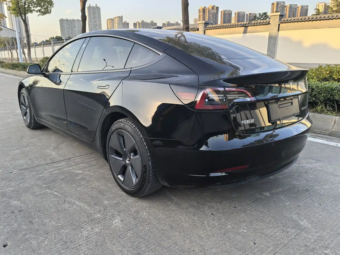TESLA MODEL 3