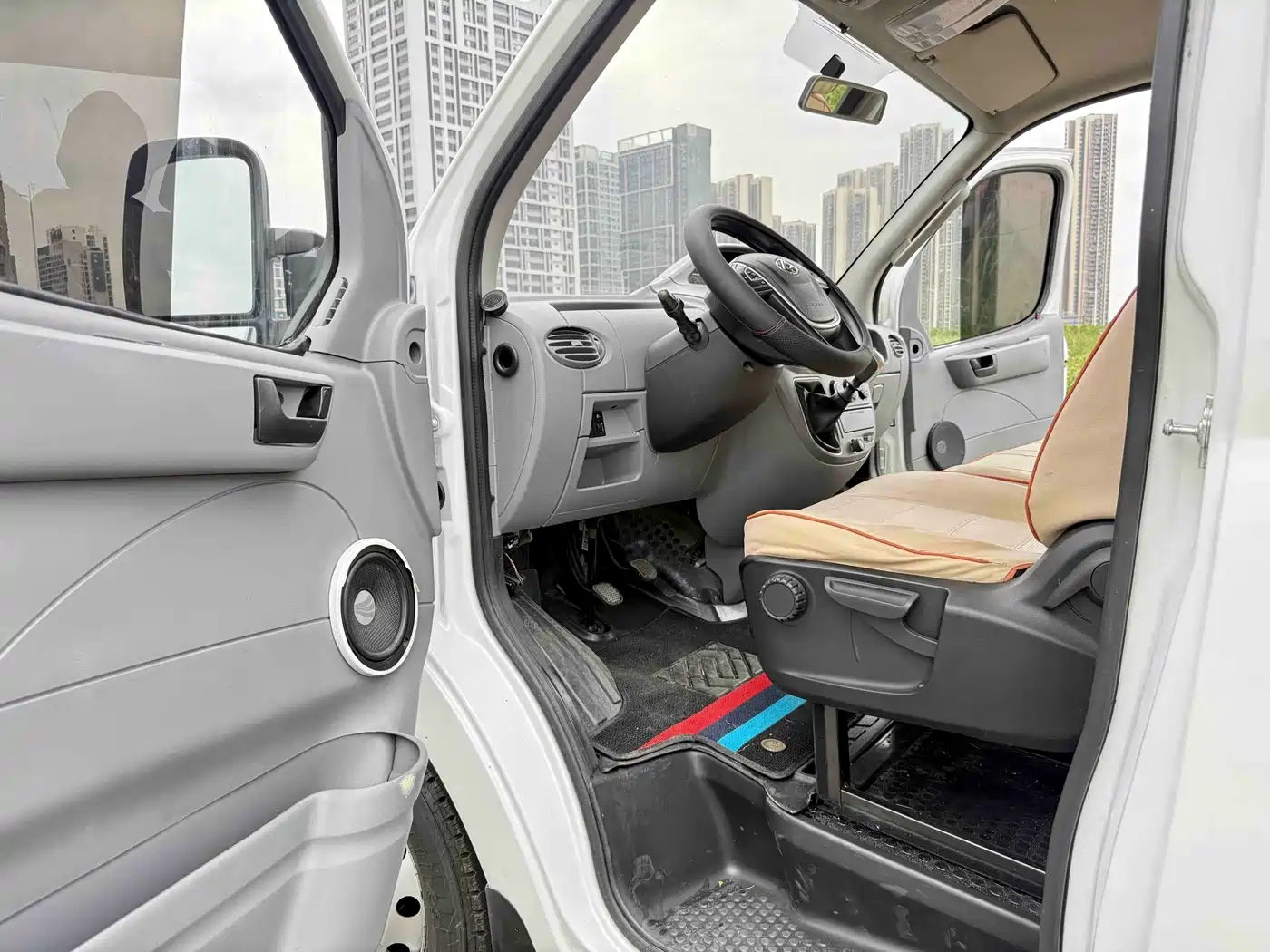 SAIC Maxus Xintu V80 2019 2.0T Plus 6MT Aoyun Short Wheelbase Ultra-low Roof 5/6-seater фото 14