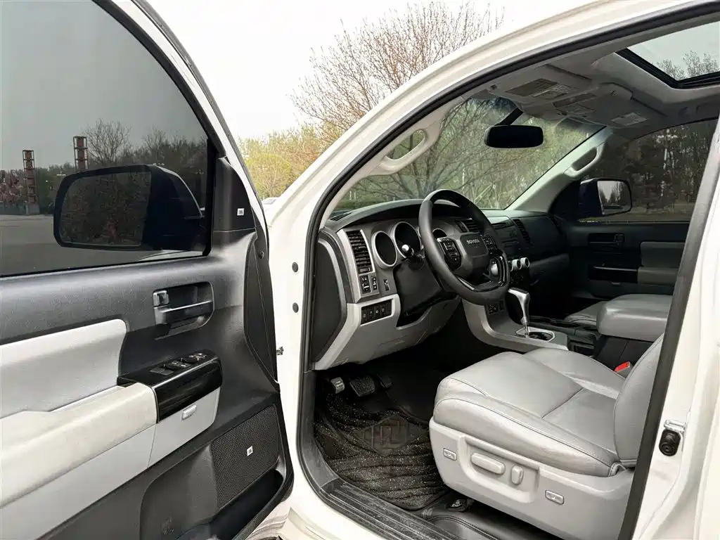 Toyota Sequoia 2010 5.7 Platinum Edition фото 5