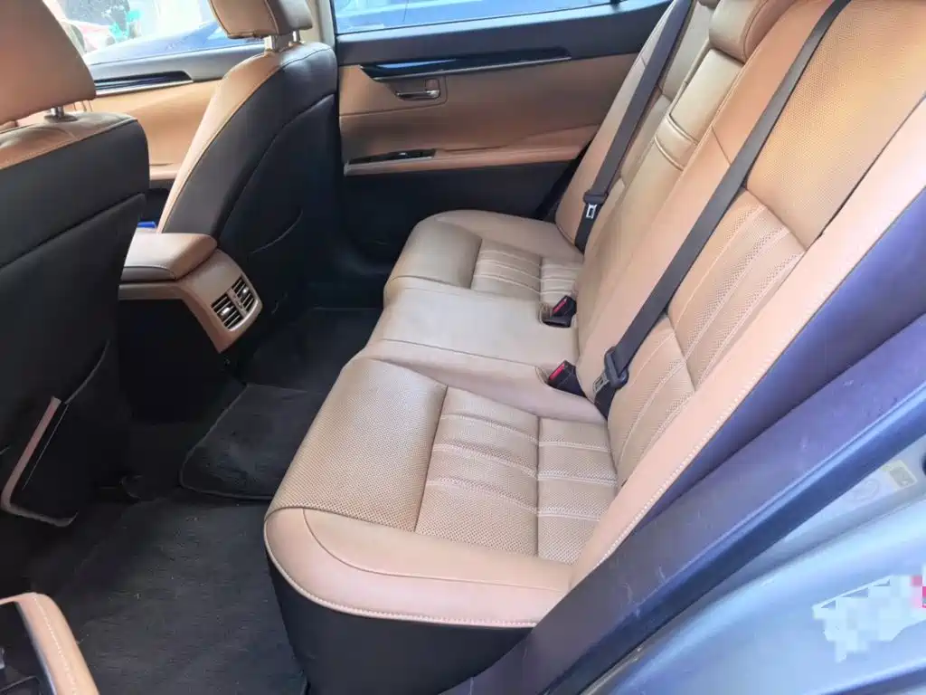 Photo 18 - Lexus ES