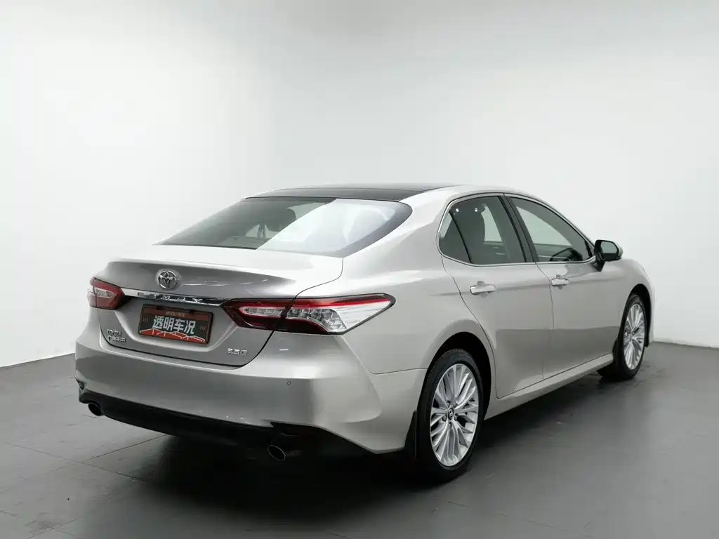 Фото 2 - Toyota Camry