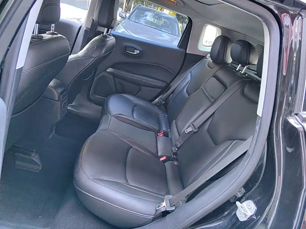 Фото 17 - Jeep Compass