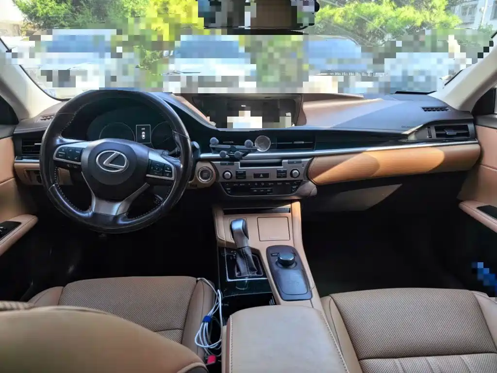 Photo 10 - Lexus ES